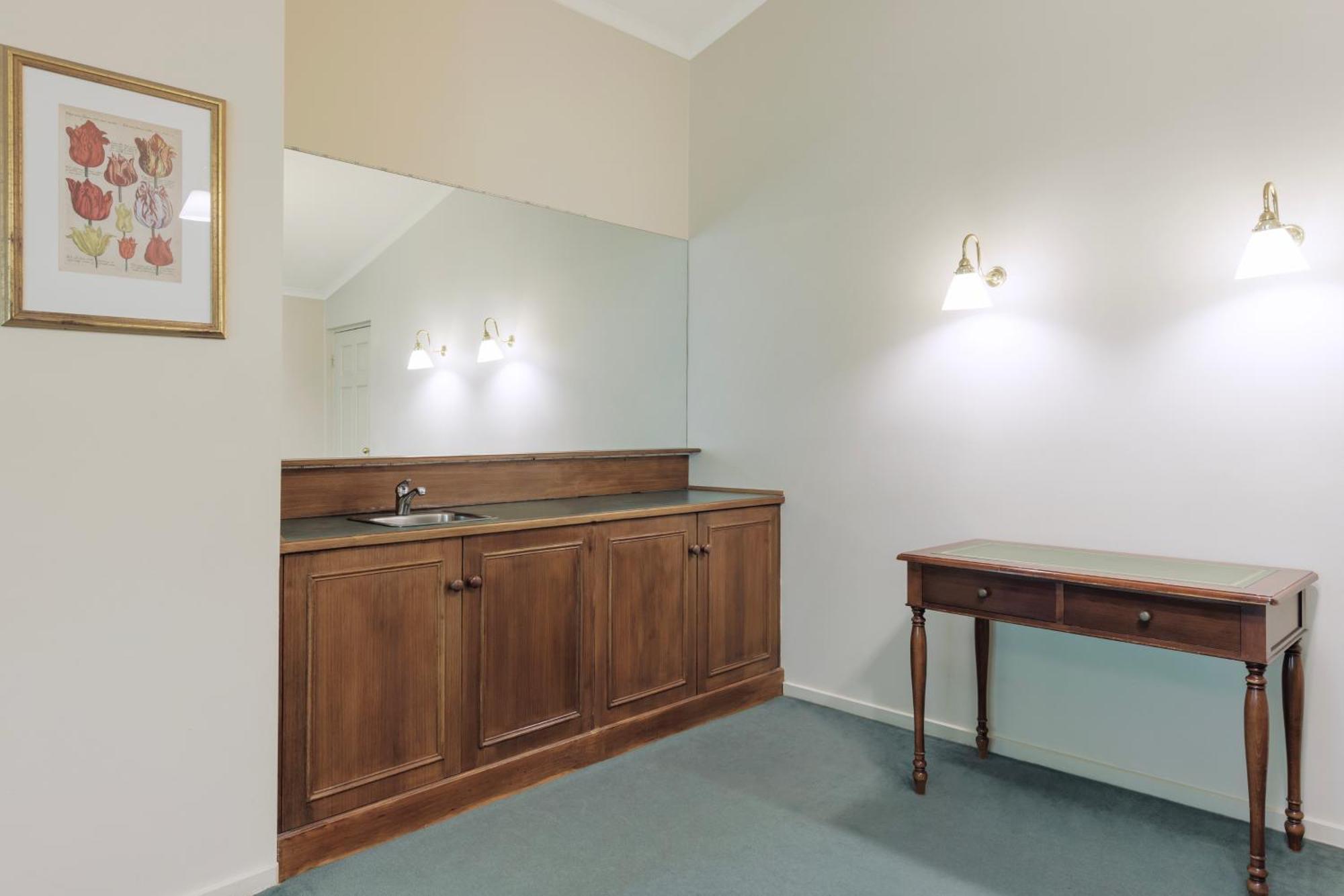 Elizabethan Lodge Melbourne Exterior photo
